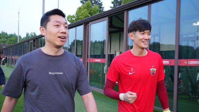 目前张康阳和管理层、主教练的联系都是通过电话和短信，无法面对面交流，这也是一个问题。
